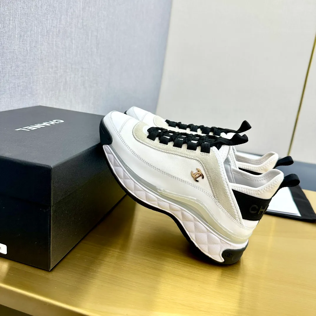 👟👟Ex-factory price 480👟👟 Women's shoes, women's clothing, top version Chanel Chanel - 2023 counter top casual sports shoes. This classic design; the upper is electro-embroidered with a variety of techniques; the outsole is fashionable and sporty; it is unusual to incorporate a variety of color matching elements... The diversified mix and match is very beautiful and versatile, and can be used for leisure, fashion, sports and outdoor... ꫛꫀꪝ Go➫ Material: ❶The upper is made of: original imported mercerized velvet + double-layer breathable mesh ❷The inner lining is made of: the original imported breathable mesh ❸The outsole is based on: original T👟👟factory price U combination outsole counter boutique packaging full set women 35-41 men 38-46 ᅟᅠᅟᅠᅟᅠ